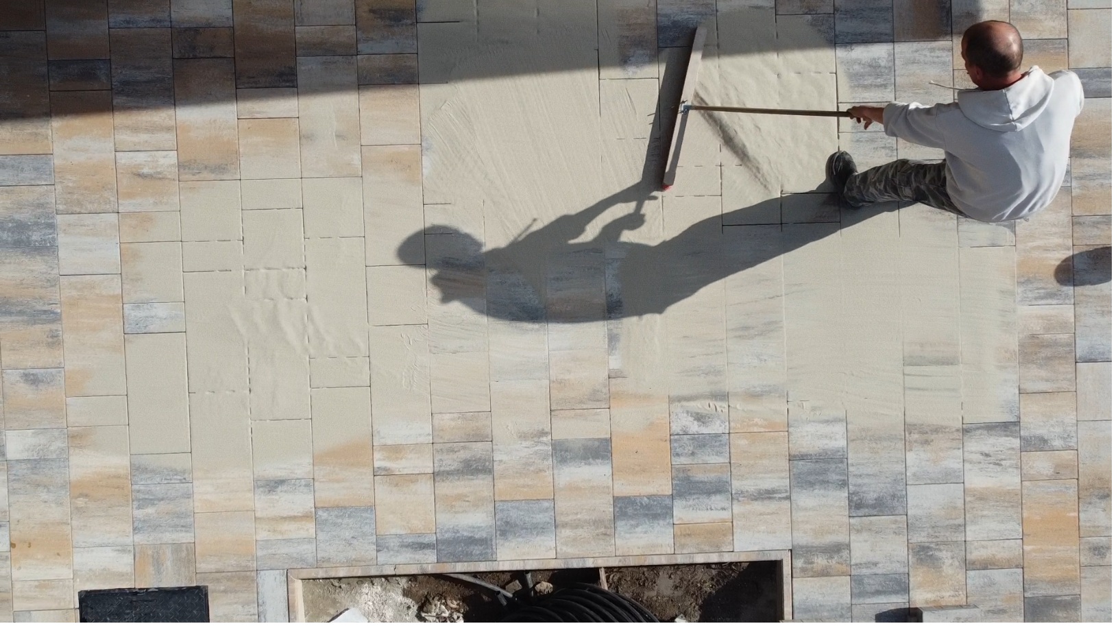 Térkő fugázása kvarchomokkal a tartós burkolat érdekében