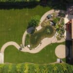 Légifelvétel a kertépítésről, zöld területek és kerti utak kialakítása.