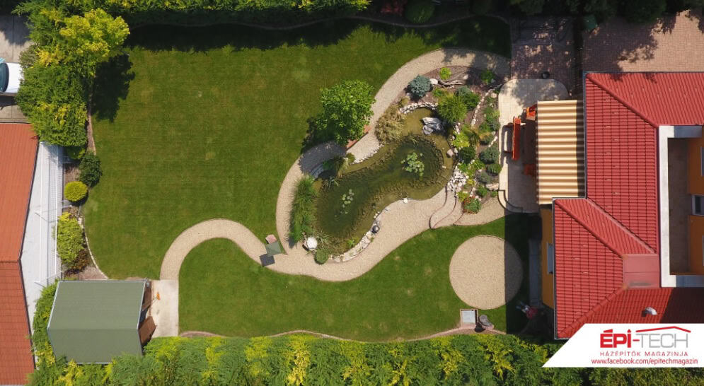 Légifelvétel a kertépítésről, zöld területek és kerti utak kialakítása.