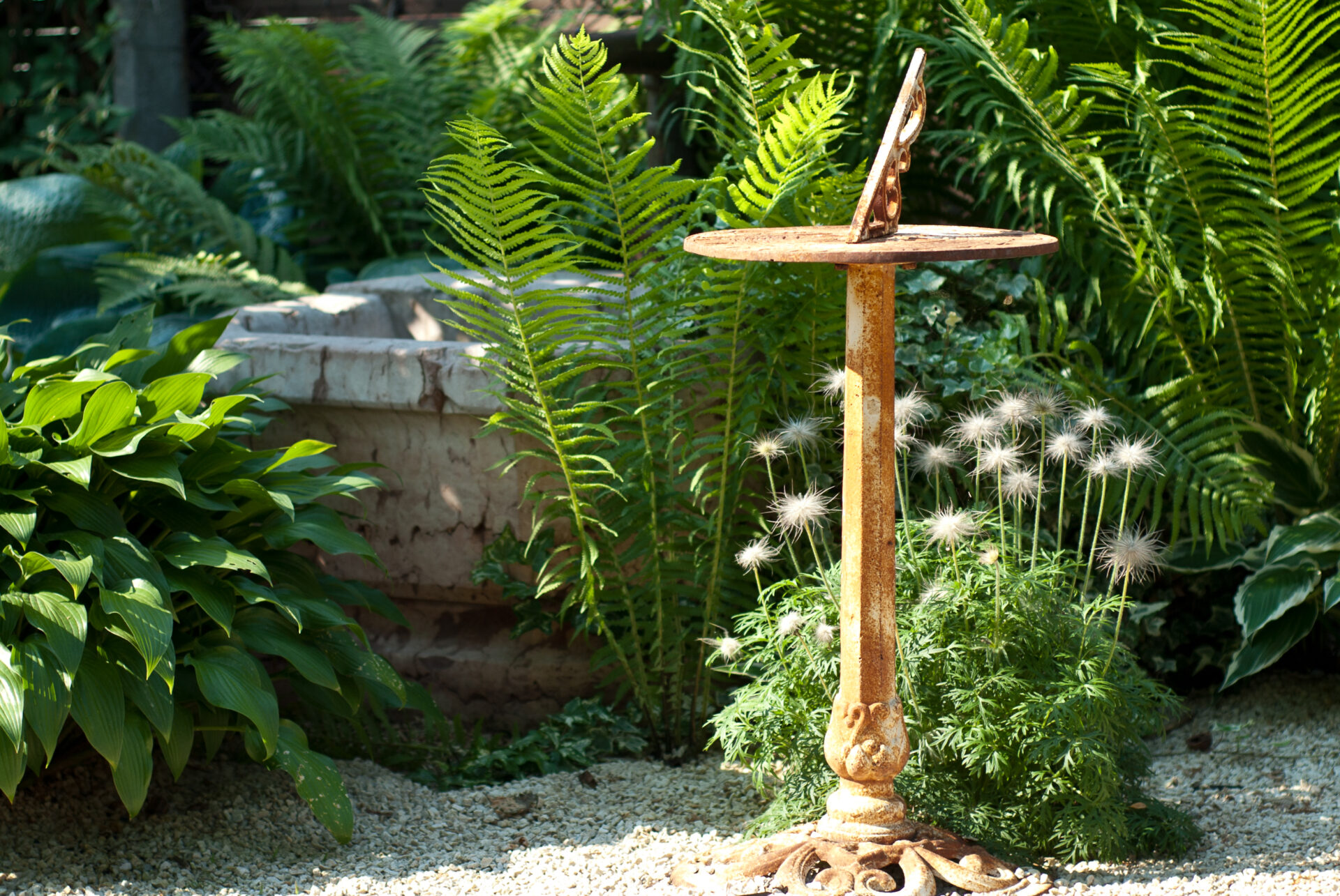 kertépítés házilag családi ház kertjében burkolattal és növényekkel