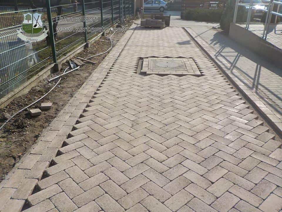 Térburkoló kő a kertben, készülő járda vagy terasz.