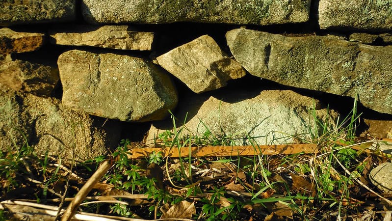 Kőből épített támfal, precíz kivitelezéssel.