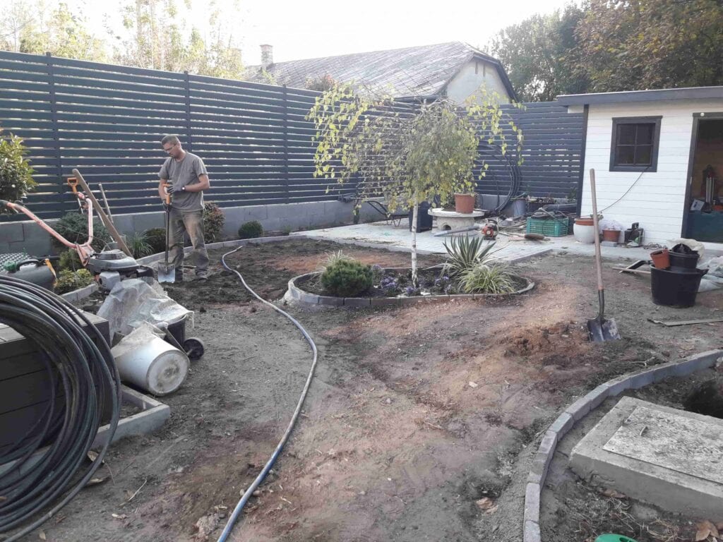 Az építkezés alatt a kert felmérése és előkészítése folyik.