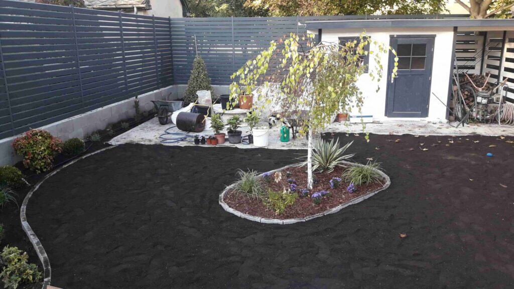 Kerti kerítés építése és telepítése, magas minőségű anyagok felhasználásával.