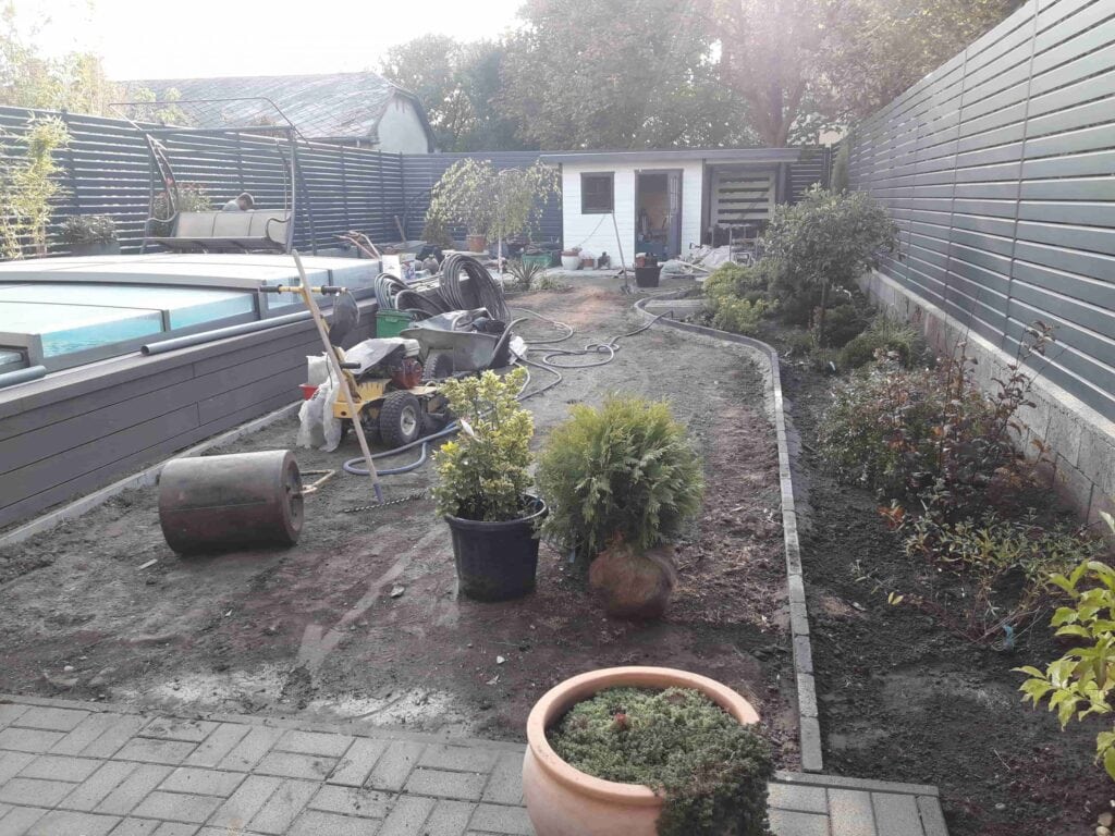 Álló kép egy kert felújításáról, növények telepítéséről és kertépítési munkákról.