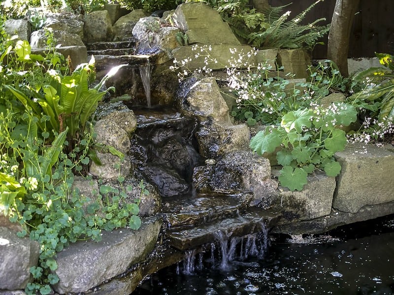 Sziklakert építés vízeséssel és növényekkel, természetes hangulatot teremtve kertjében.