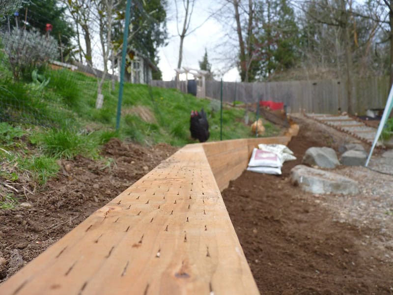 Kertben épülő támfal, precíz kivitelezés folyamatban.