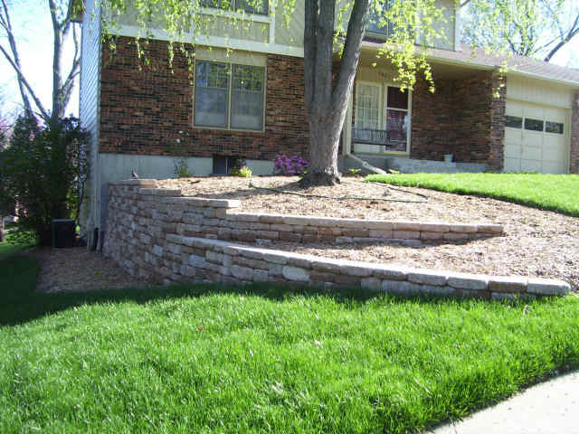 Támfal építés a kertben, lépcsőzetes terasz kialakítása kőből.