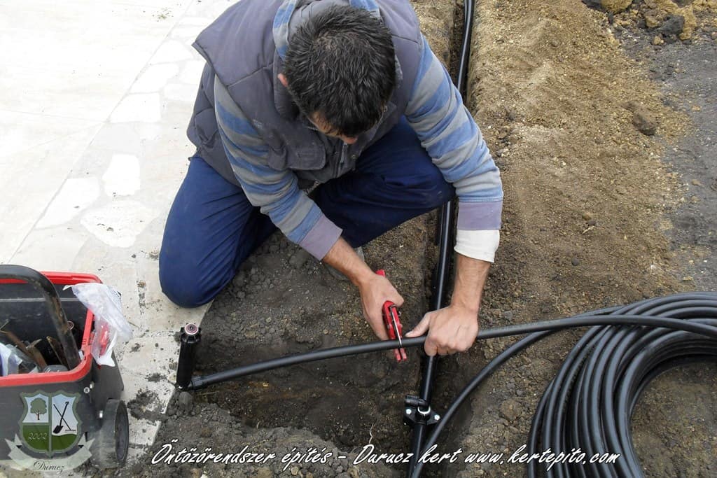 Szakértői öntözőrendszer telepítés folyamatban, a kert optimális vízellátásáért.