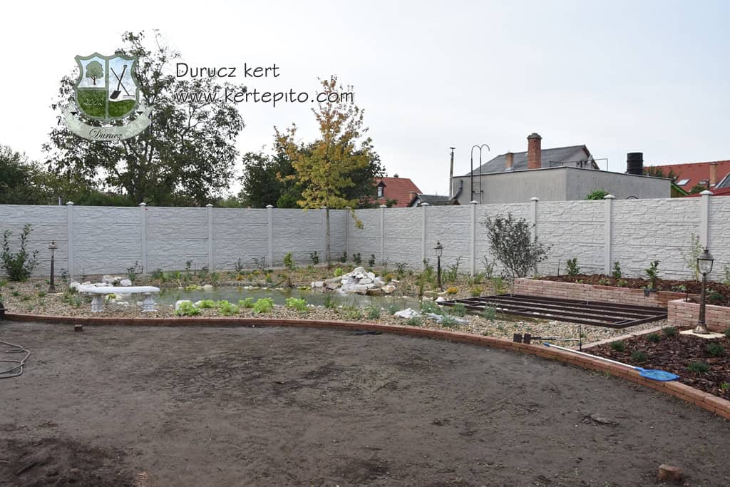 Kertkerítés építése, fehér színű, fa vagy műanyag anyagból készült, hatékony védelmet nyújt.