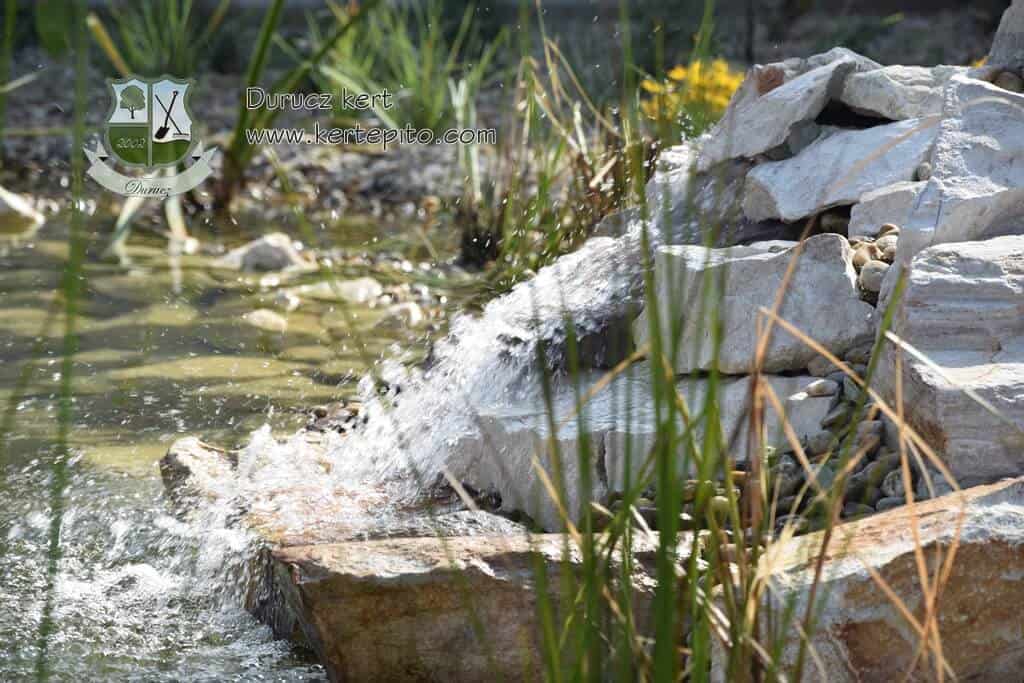 Kerti tó építés, vízjáték és természetes vízfelület kialakítása.