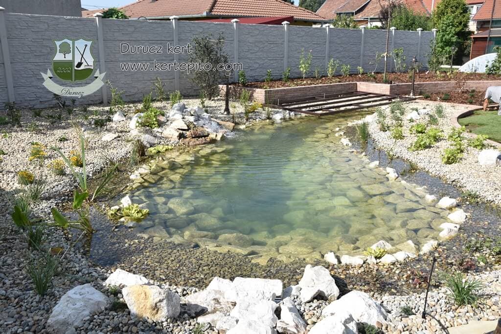 Kerti tó építés profi csapattal, a terep felmérésétől a növények telepítéséig és gondozásáig.