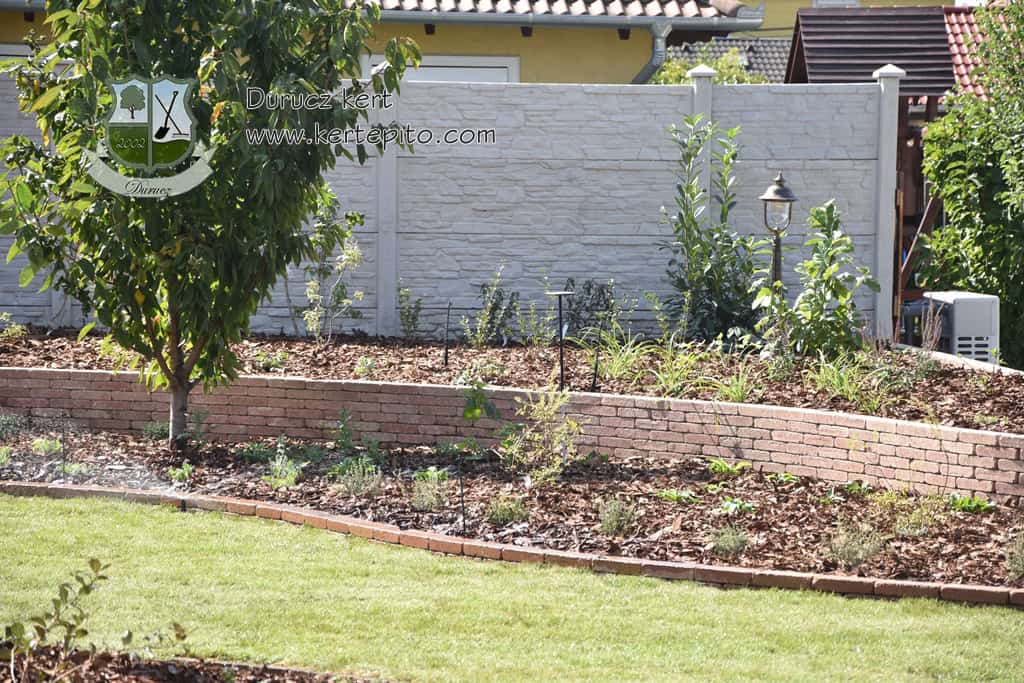 Kerti magaságyás építése téglából, könnyen karbantartható és esztétikus kialakítással.