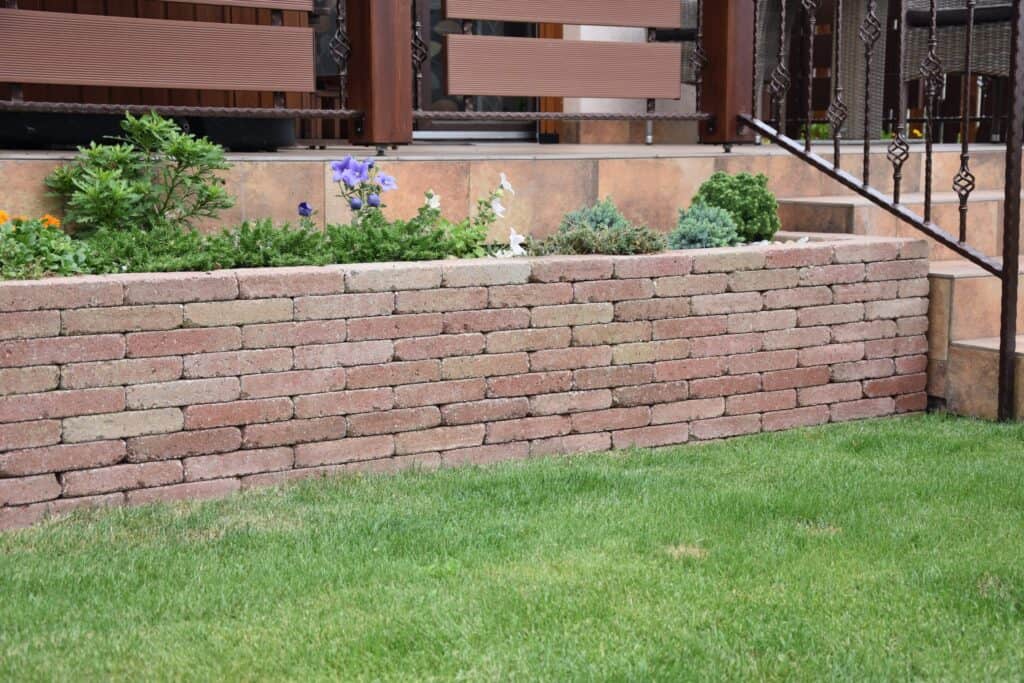 Álló magaságyás téglából, ideális növények telepítéséhez és kertdekorációhoz.