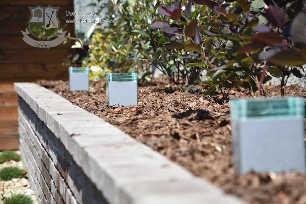 Állványozott magaságyás növényekkel, építési folyamat bemutatása.