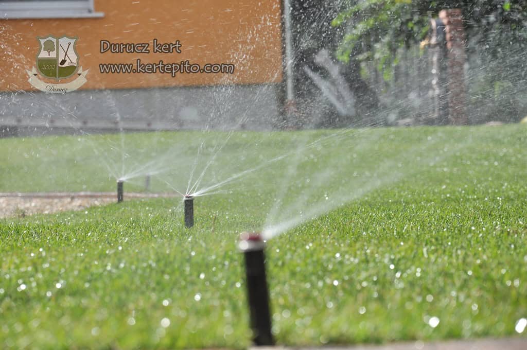 Automata öntözőrendszer locsolófejekkel a hatékony öntözésért.