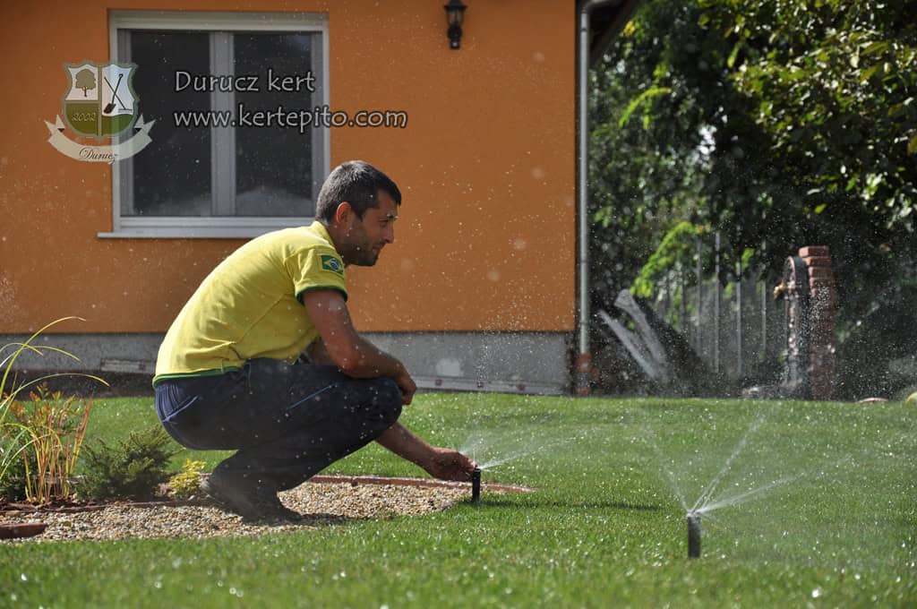 Az öntözőrendszer telepítése a kertben, hatékony és energiatakarékos öntözési megoldás.
