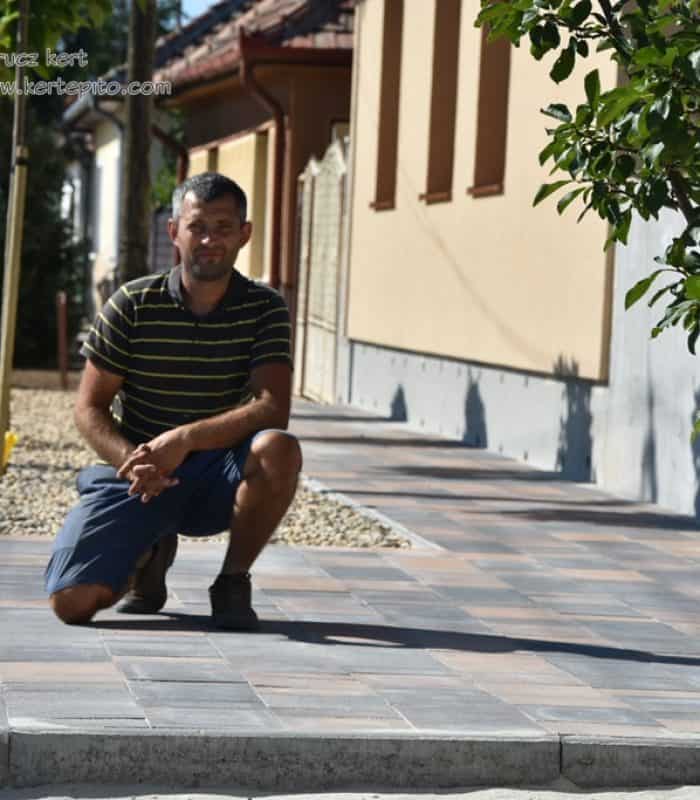 Az építőipari szakemberek által kivitelezett térkövezés, precíz munkával és magas minőségben.