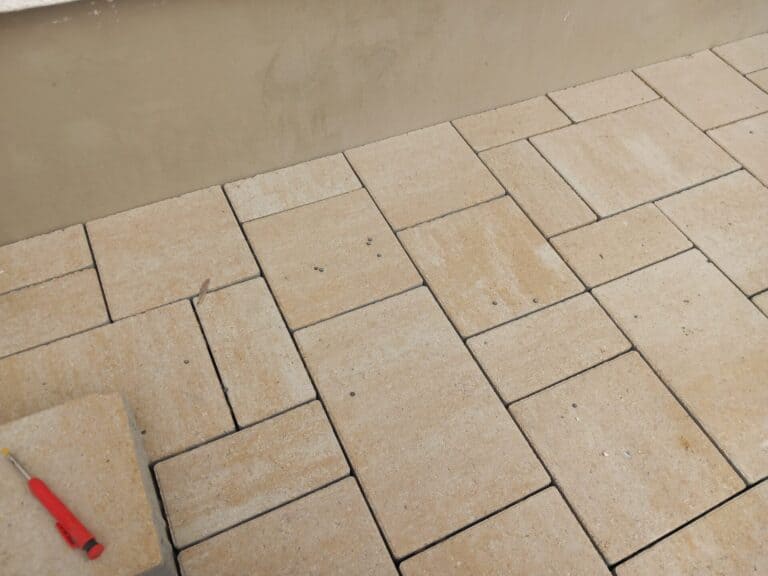 Tartós és esztétikus térkő burkolat a felújított ház körül, hosszú távon ellenáll az időjárásnak és.