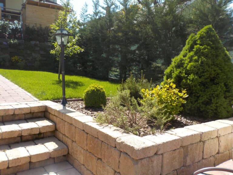 Kerti növények és tervezés árak, amelyek befolyásolják a kertépítés költségeit.